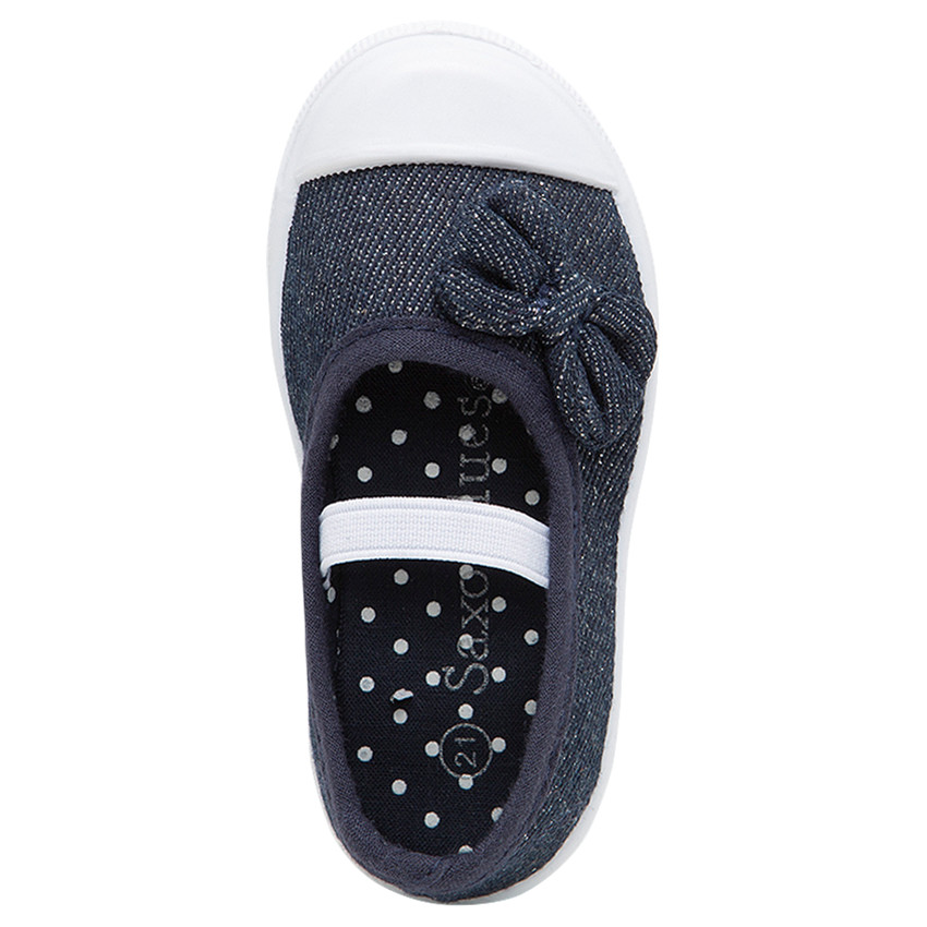 Zapatos de lona con lazo y tirante elástico para niña. 
