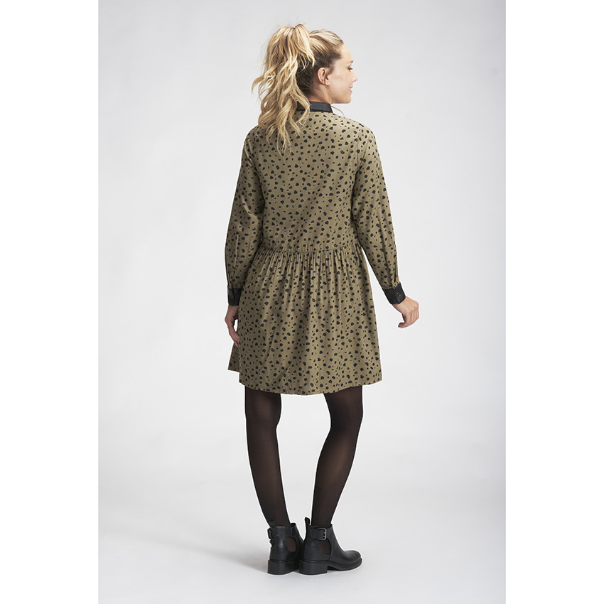 Vestido camisero para embarazada de tela con estampado de leopardo y detalles en polipiel 