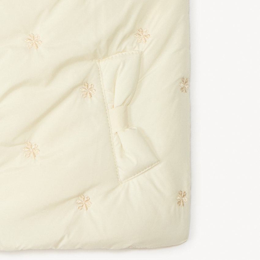 Chaleco sin mangas con flores bordadas para niña. 