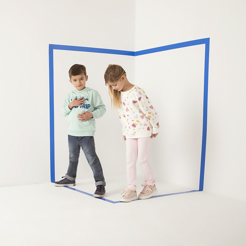 Jeans efecto desgastado y arrugado corte recto niño. 