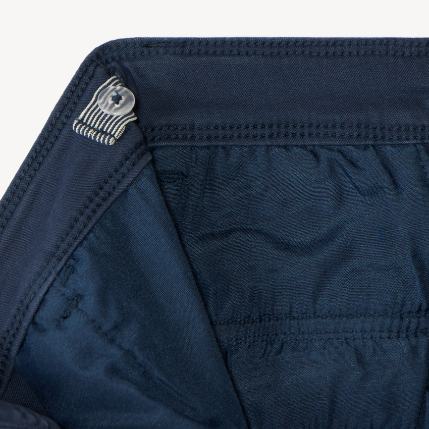 Pantalón cargo liso con dos bolsillos con fuelle para niño 