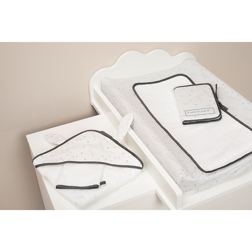 Conjunto de baño con capa con capucha  y guante estampado 