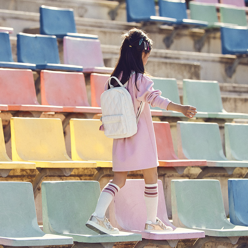 Mochila acolchada con pompón para niña 