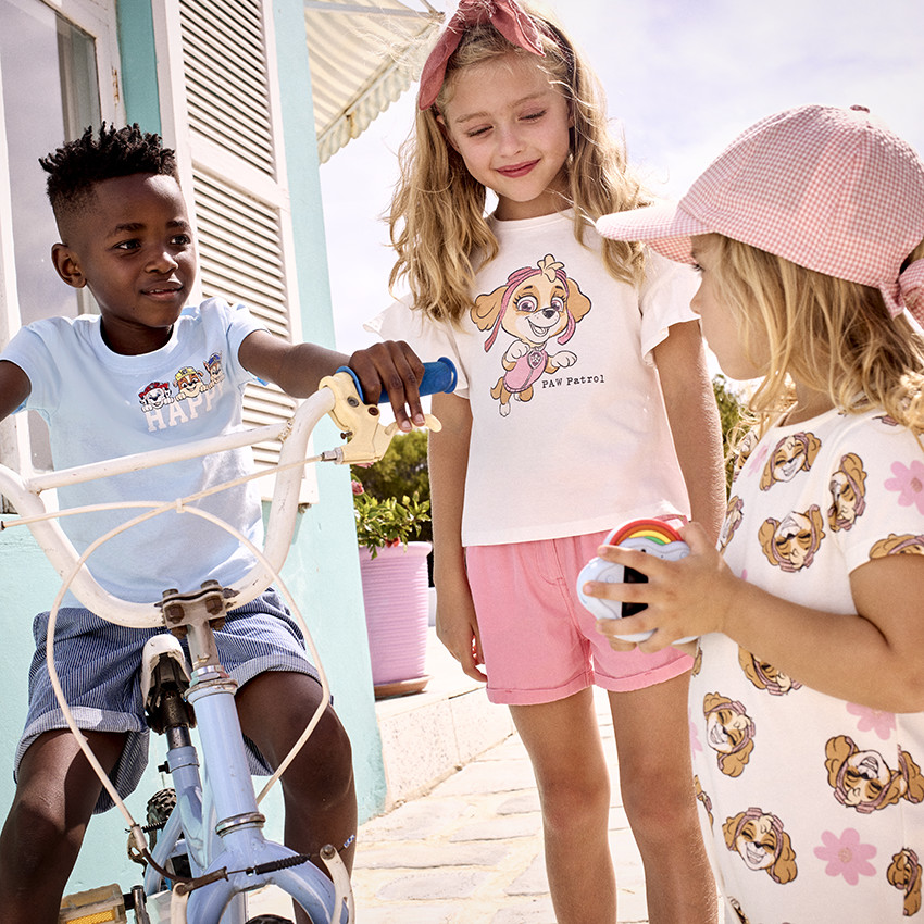 Bermudas de fantasía a rayas finas para niño 