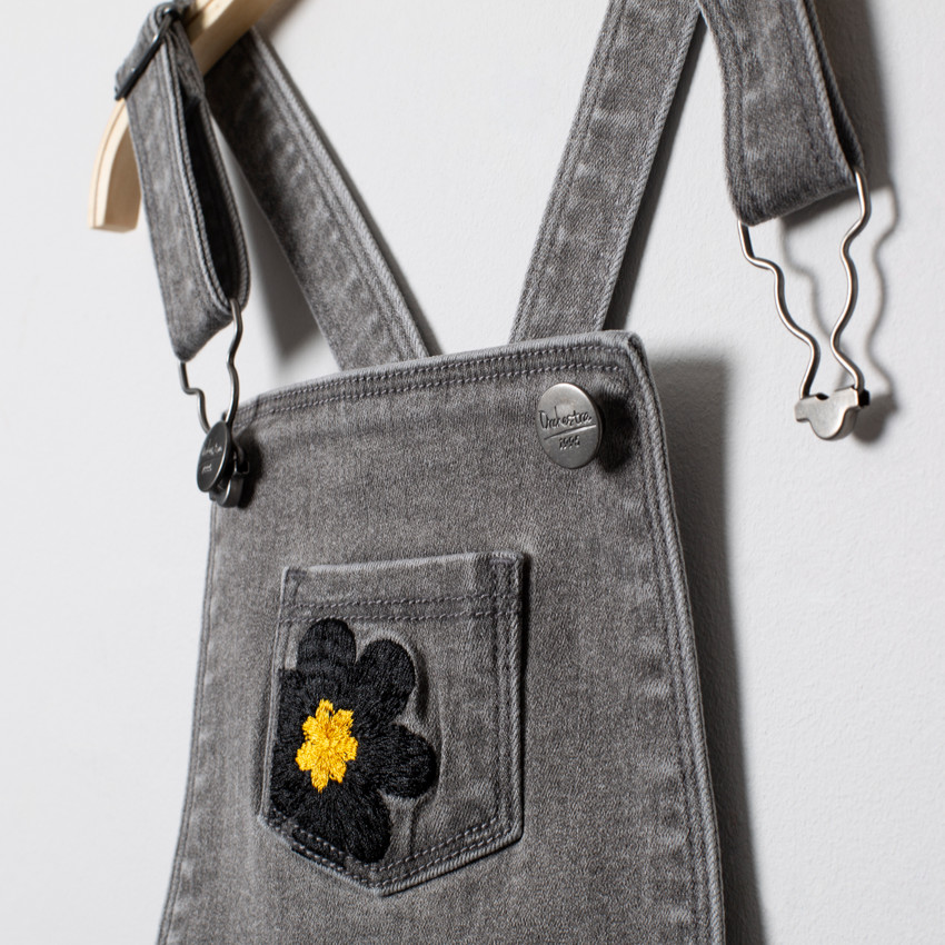 Mono efecto usado con flores bordadas 