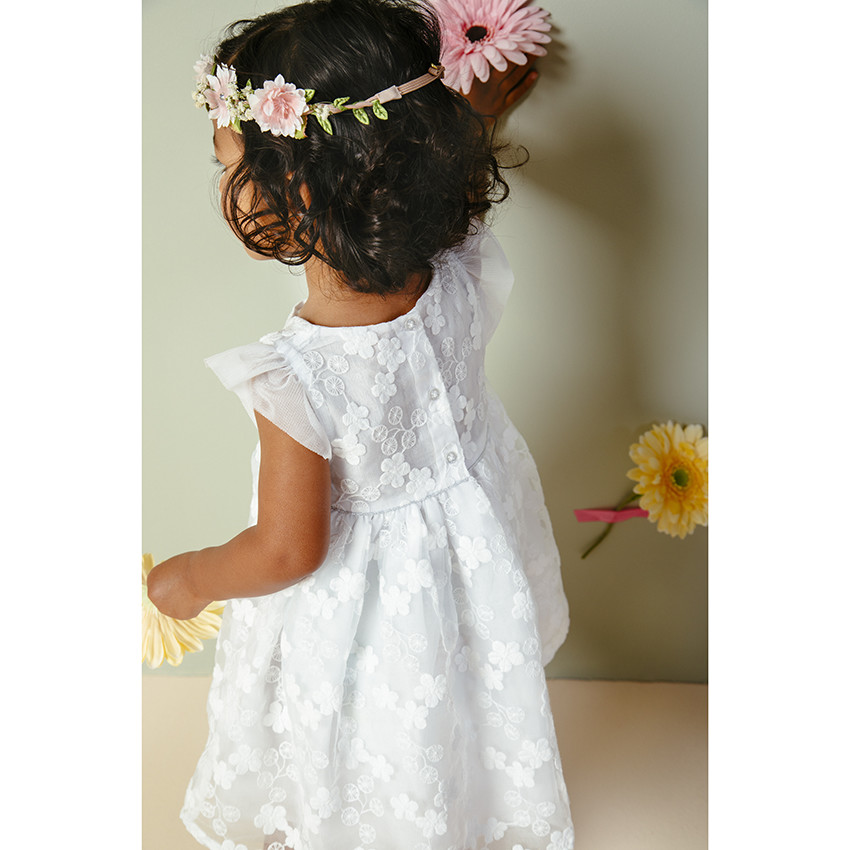 Vestido de gala de manga corta de tul y bordados de flores 