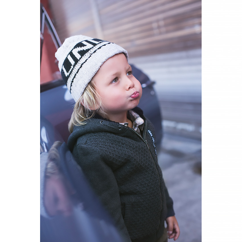 Gorro de punto con texto de jacquard y pompón   Additional Gorro de punto con texto de jacquard y pompón