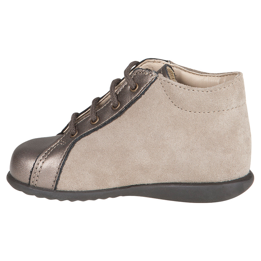 Botas bajas con cordones de cuero de color cobrizo con remaches 