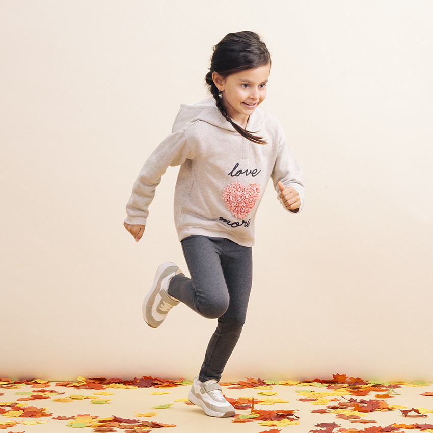 Jogging bicolor de felpa con corazón efecto pétalos    Additional Jogging bicolor de felpa con corazón efecto pétalos