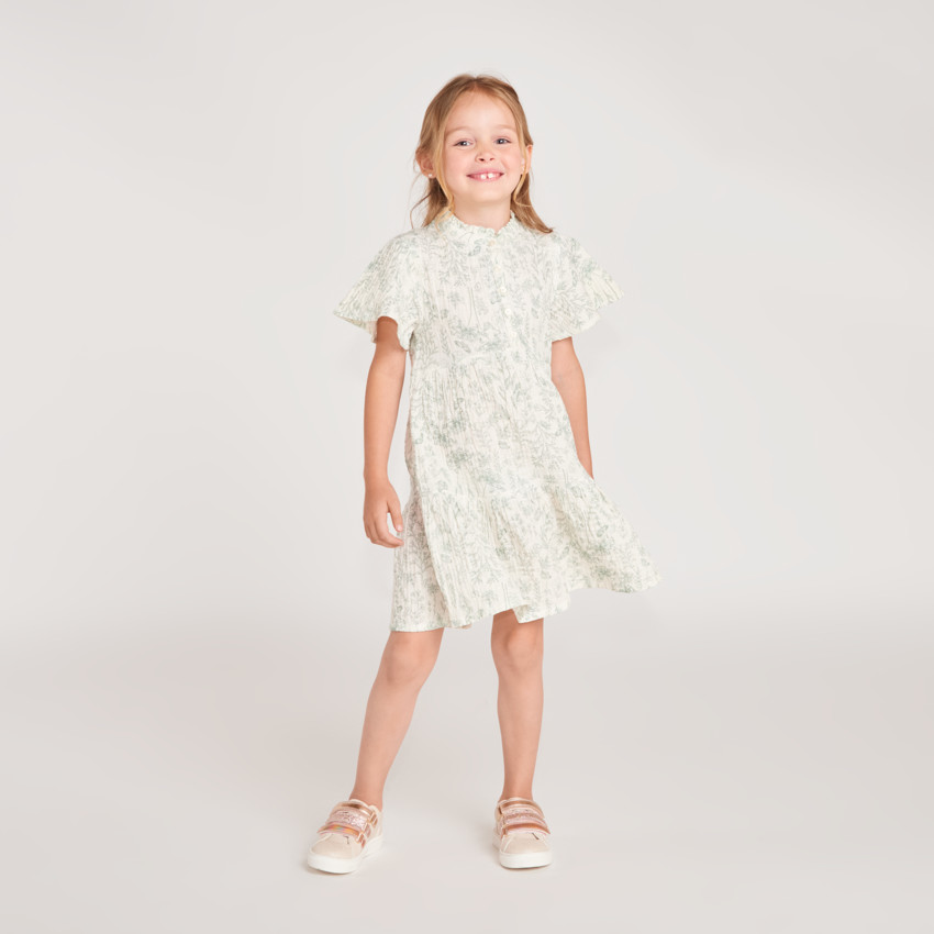 Ropita de niña con mangas cortas de volantes y estampado floral. 