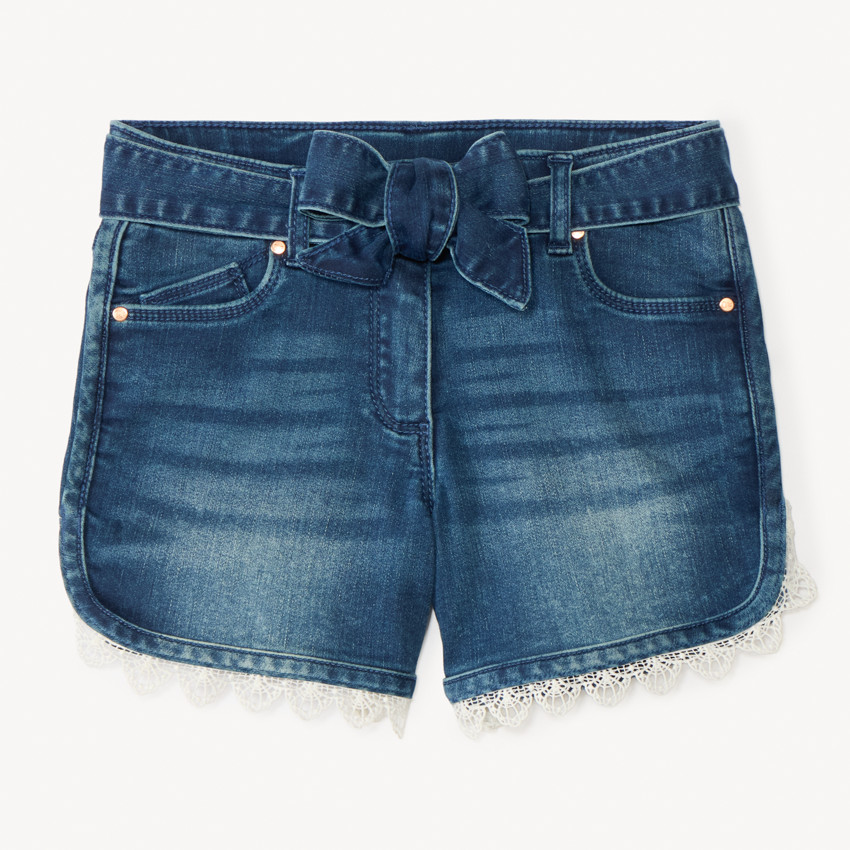 Pantalones cortos de mezclilla con cinturón atado y detalles de encaje para niña. 