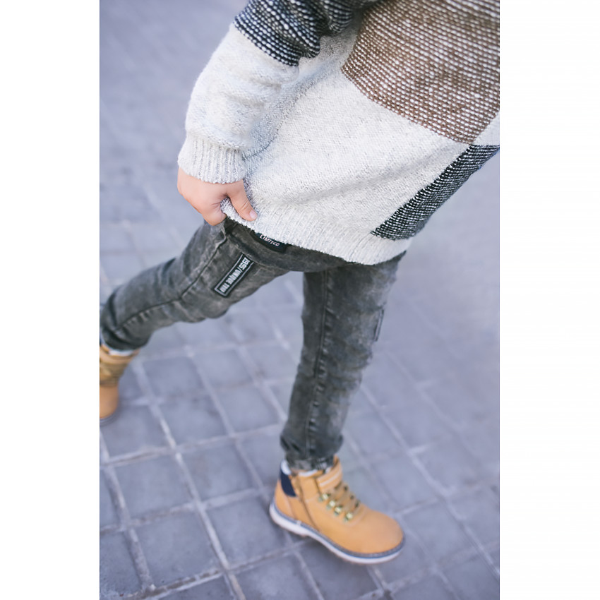 Vaqueros con efecto nieve con parches cosidos  