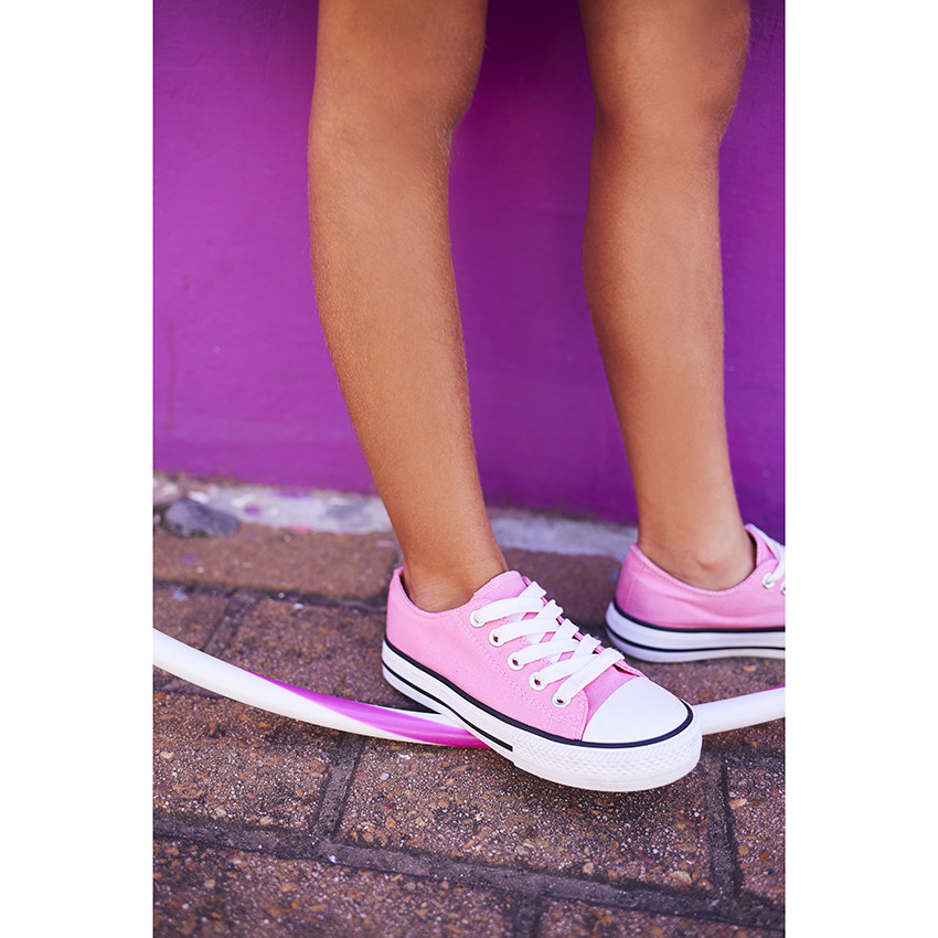 Zapatillas bajas de lona rosas con cordones para niña 