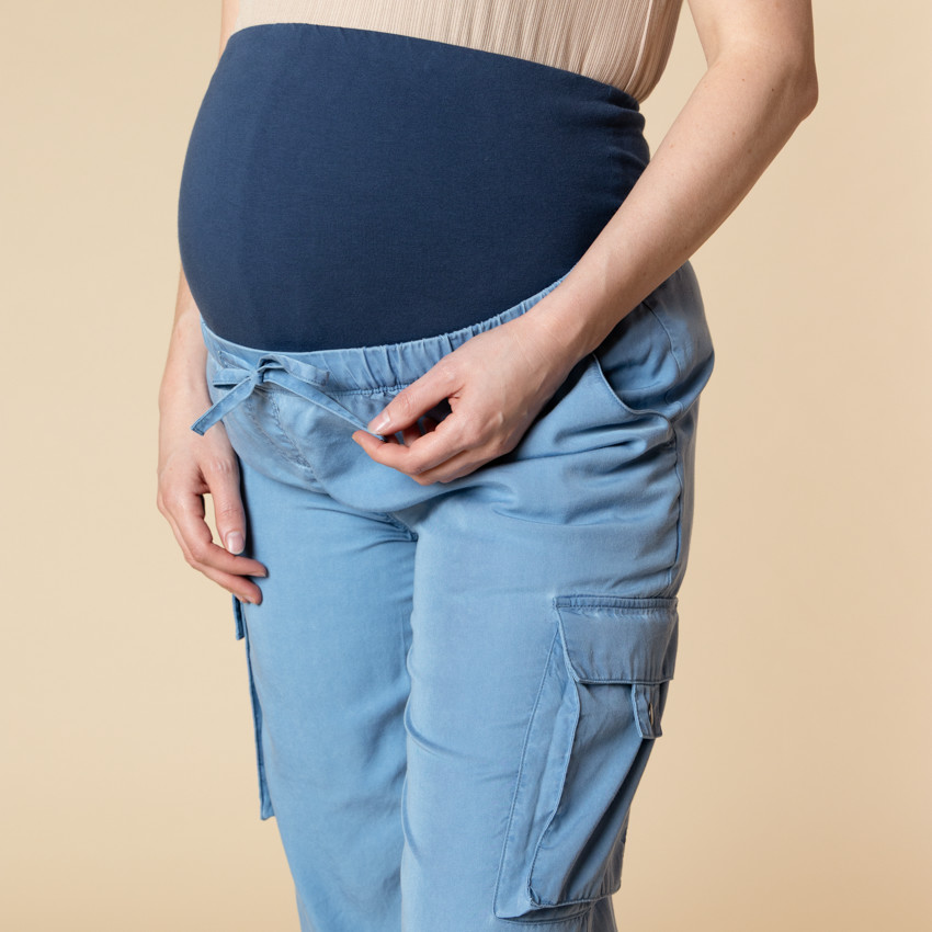 Pantalón cargo de maternidad con banda alta 