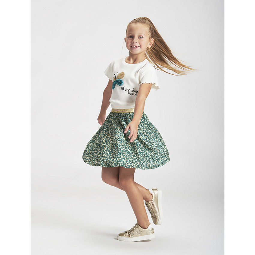 Camiseta de manga corta en algodón efecto acacanalado con print de mariposa y detalles en relive para niña 