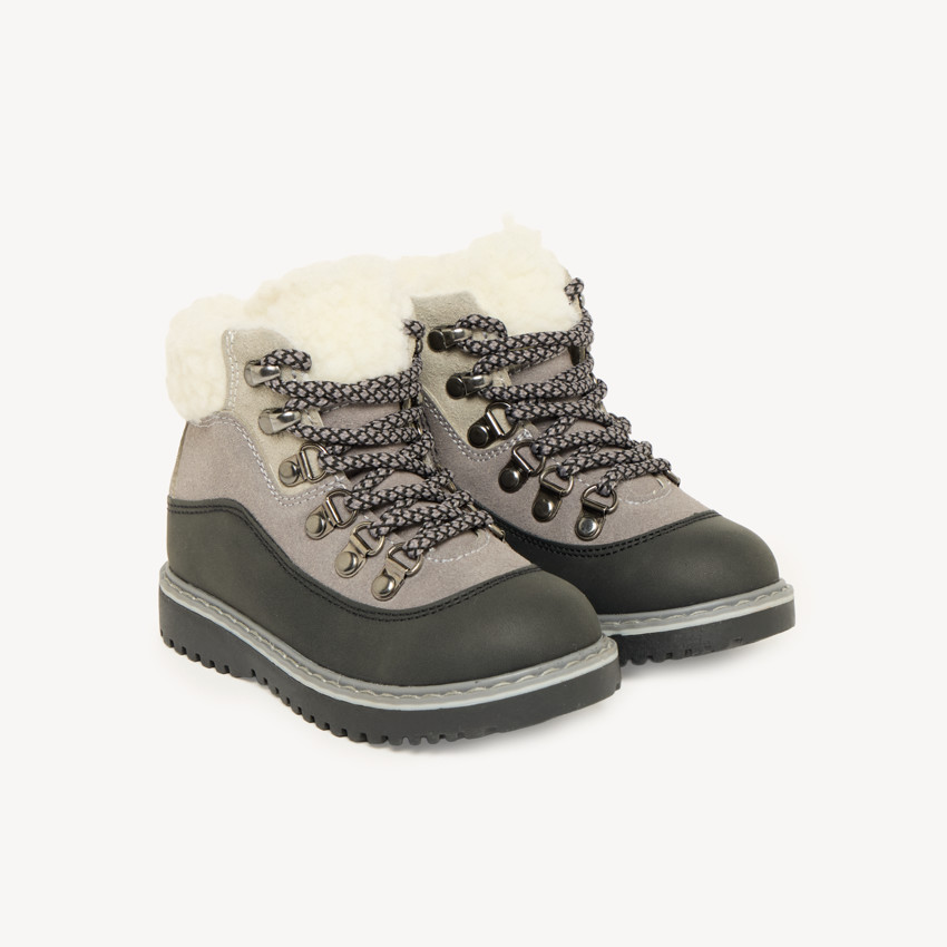 Botines para niño con cordones y cremallera con panel de borreguito. 