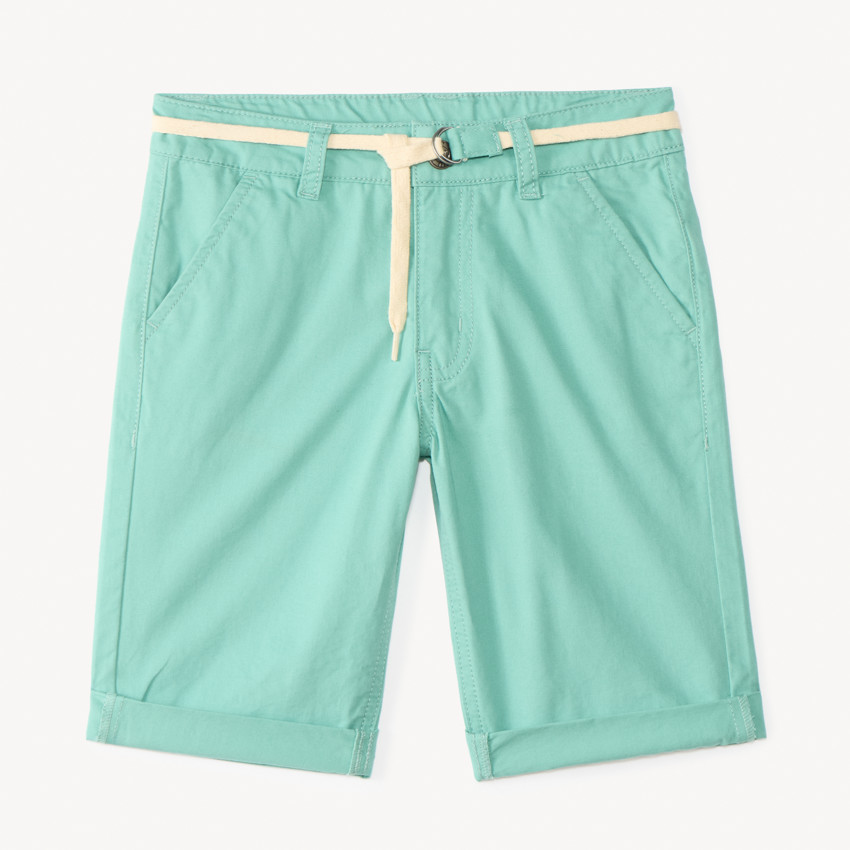 Bermudas de tela lisos con cinturón de lazo para niño. 