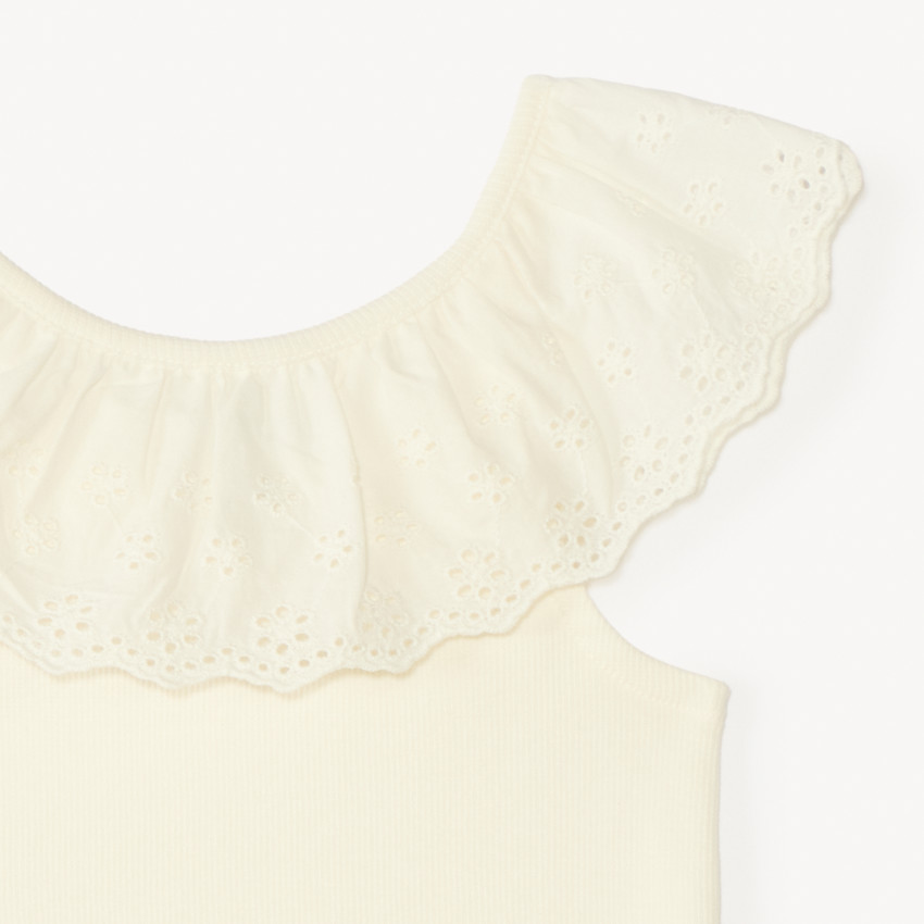 Camiseta sin mangas lisa de punto canalé con cuello volante de bordado inglés para bebé niña 