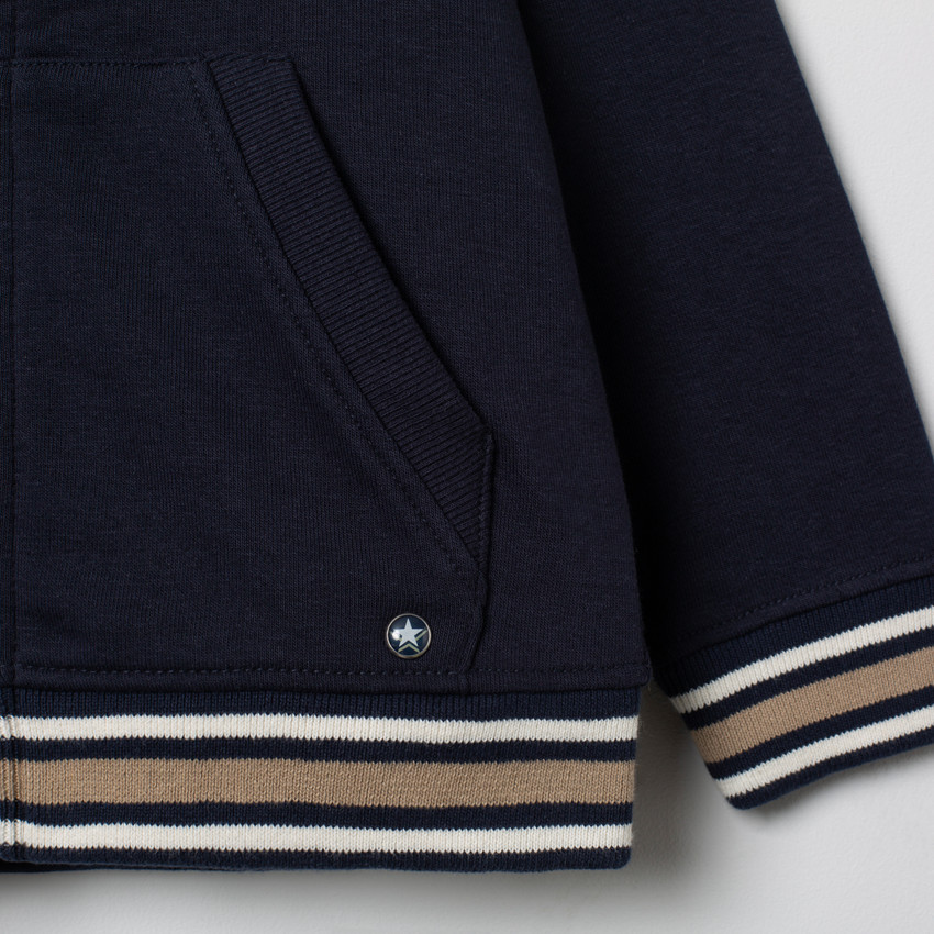 Chaleco con capucha de felpa  