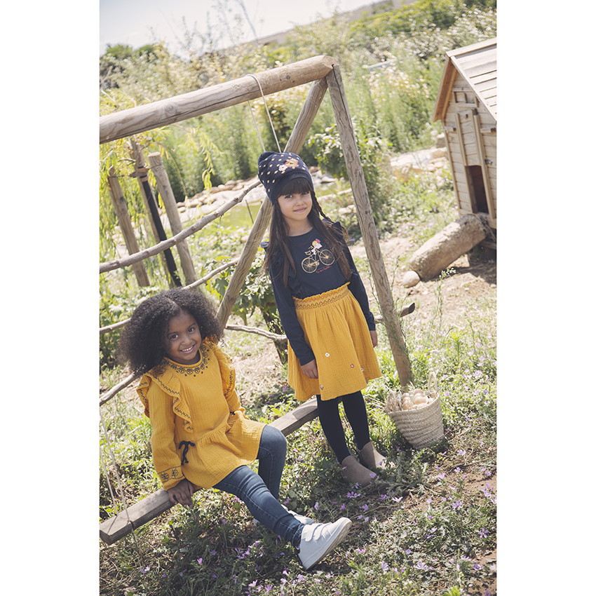 Conjunto gorro y bufanda tipo snood de punto con flores bordadas 