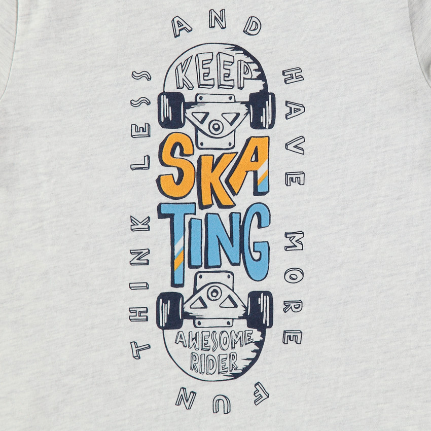 Conjunto con camiseta con estampado de skateboard y bermuda lisa  Additional Conjunto con camiseta con estampado de skateboard y bermuda lisa