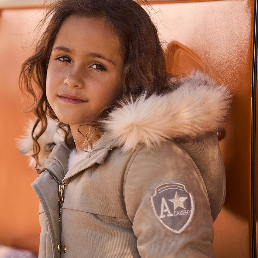 Parka impermeable con capucha y efecto de pelo sintético para niña 