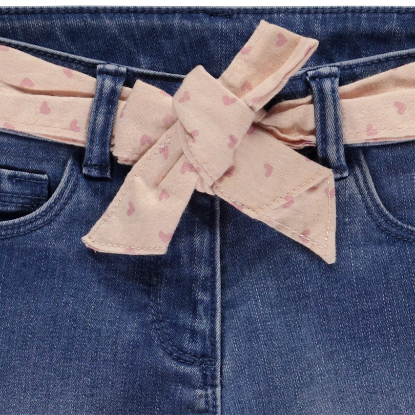 Jeans slim efecto desgastado con cinturón de pañuelo para niña 