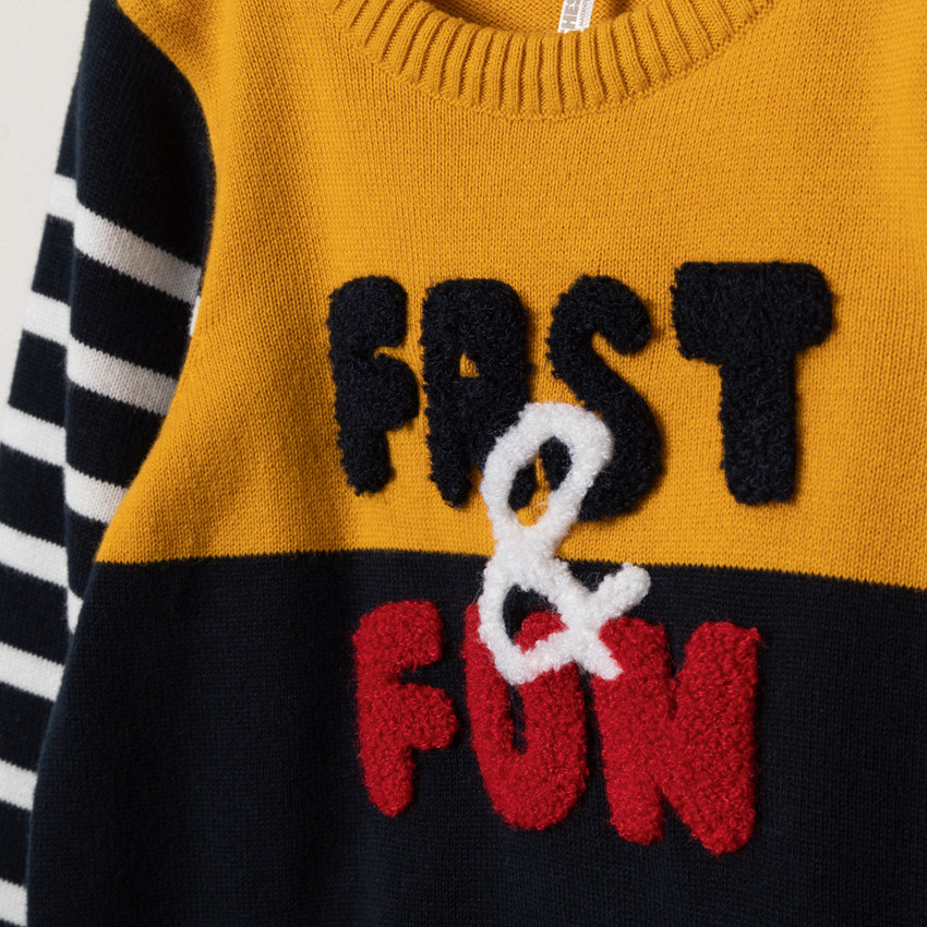 Jersey de punto con mangas rayadas y inscripciones  