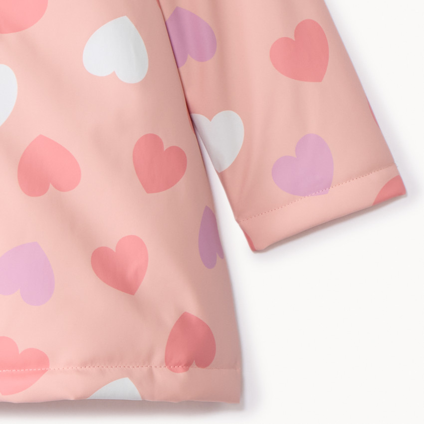 Parka goma color rosa con estampado de corazones y efecto cambio de color para bebé niña 