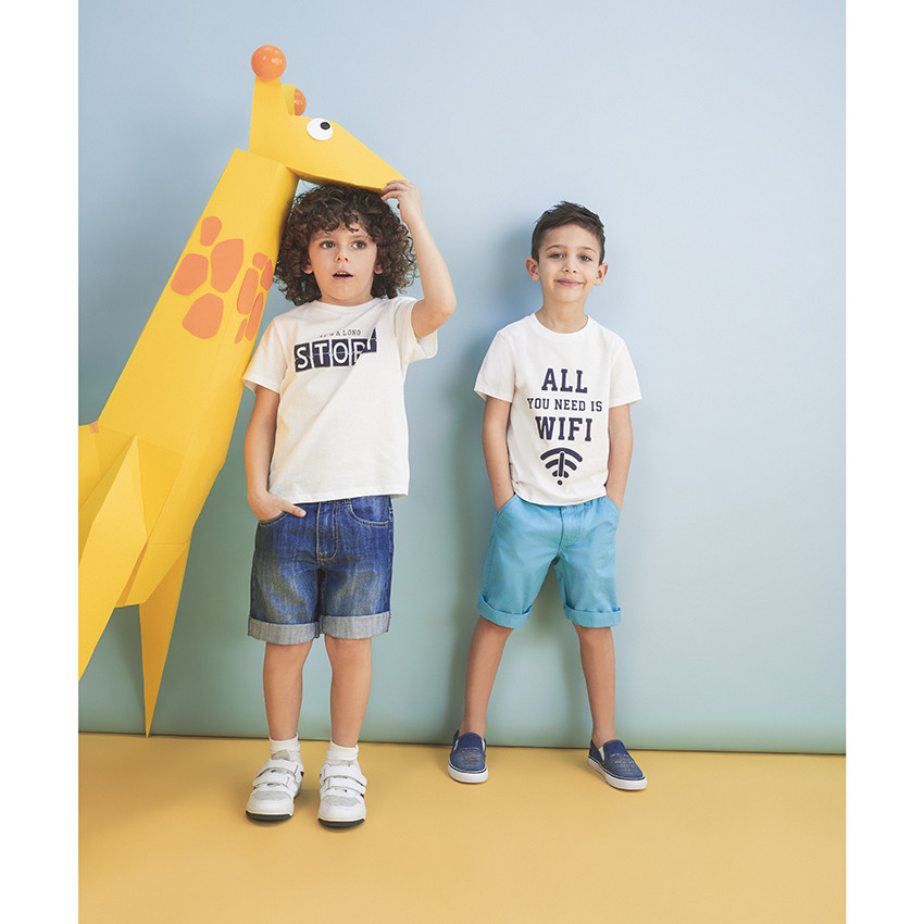 Camiseta de manga corta lisa con mensaje estampado  