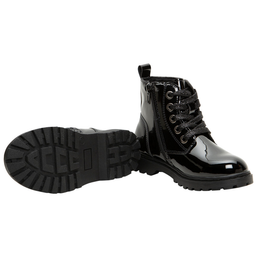 Botines negros de charol con parche de bandera para niña. 