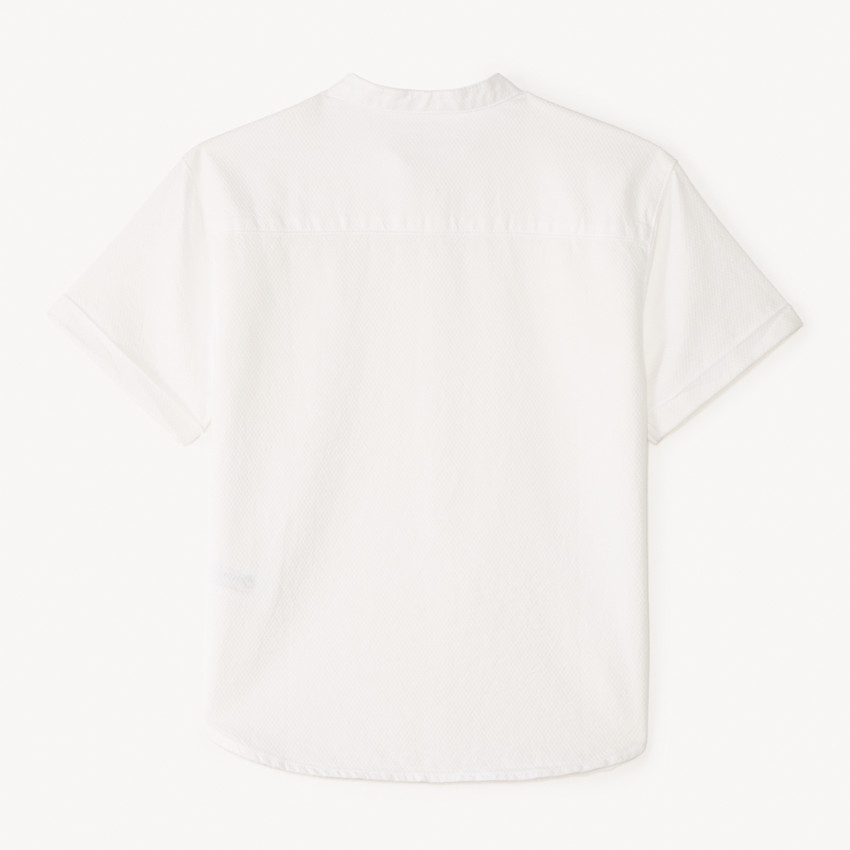 Camisa de manga corta con cuello mao para bebé niño. 