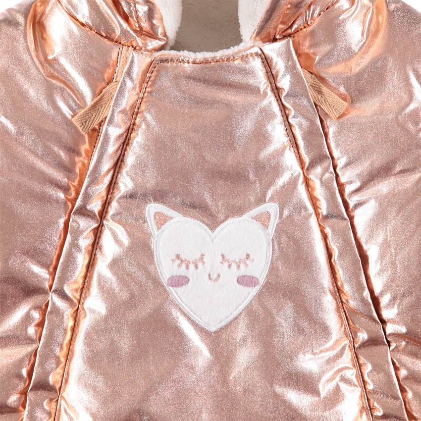 Buzo con forro de borreguito y efecto metálico rosa 