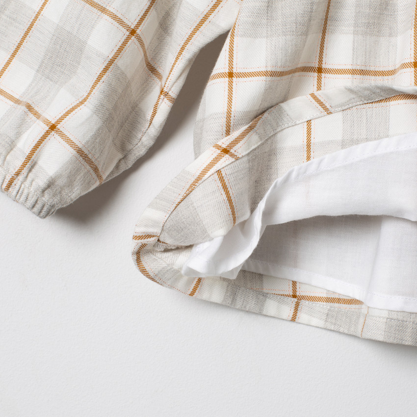 Túnica de cuadros con nudos volantes  