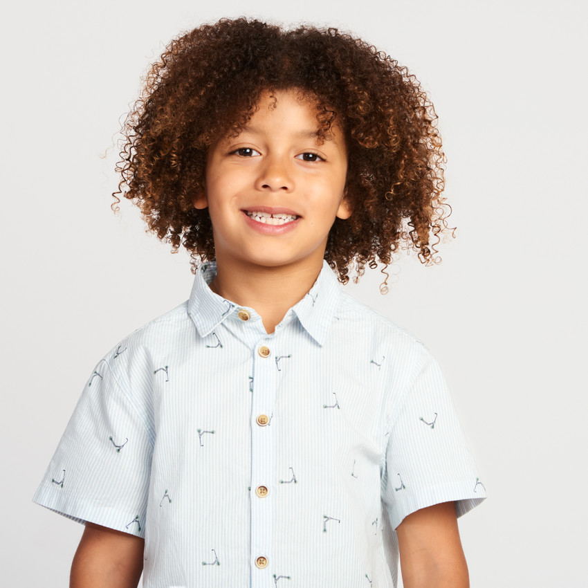 Camisa de manga corta a rayas con estampado de patinetes para niño 
