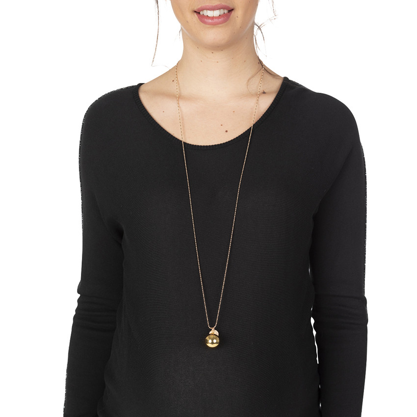 Bola de embarazo dorada con medalla texturizada 