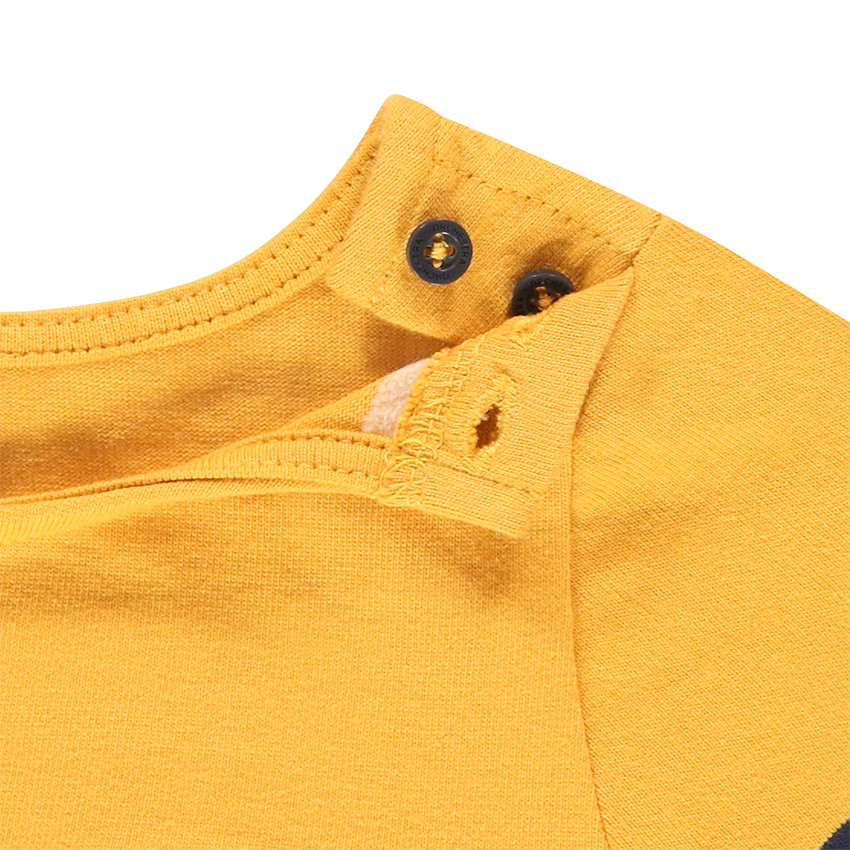 Marinera de punto con rayas que contrastan e inscripción de buclé 