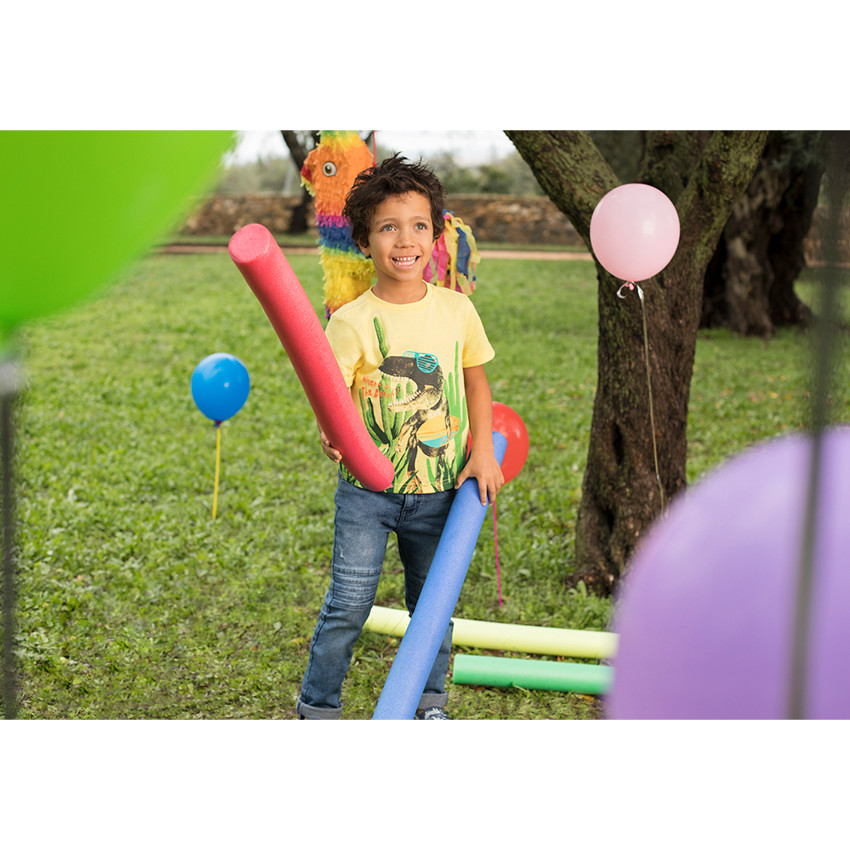 Vaqueros con efecto gastado y arrugado y cinturón extraíble y ajustable 