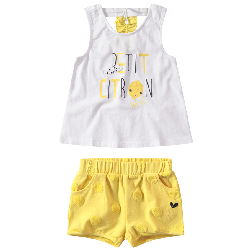 Conjunto de camiseta de punto con mensaje estampado y bermudas amarillas de lunares 