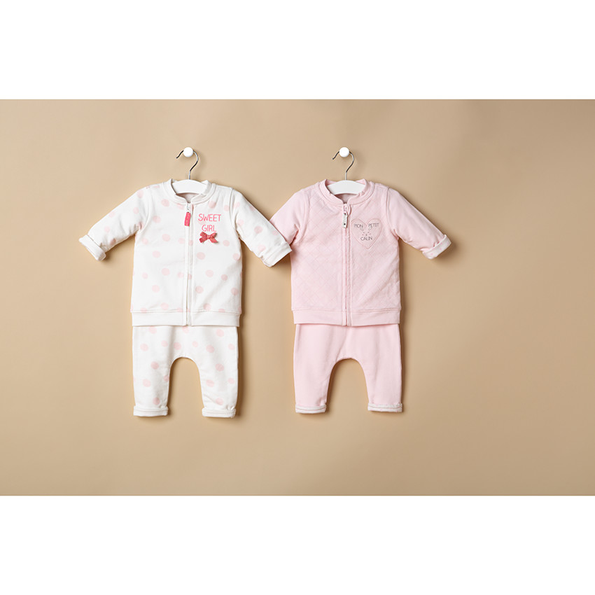 Conjunto con chaleco con cremallera y cruces y pantalón con conejo estampado por detrás 