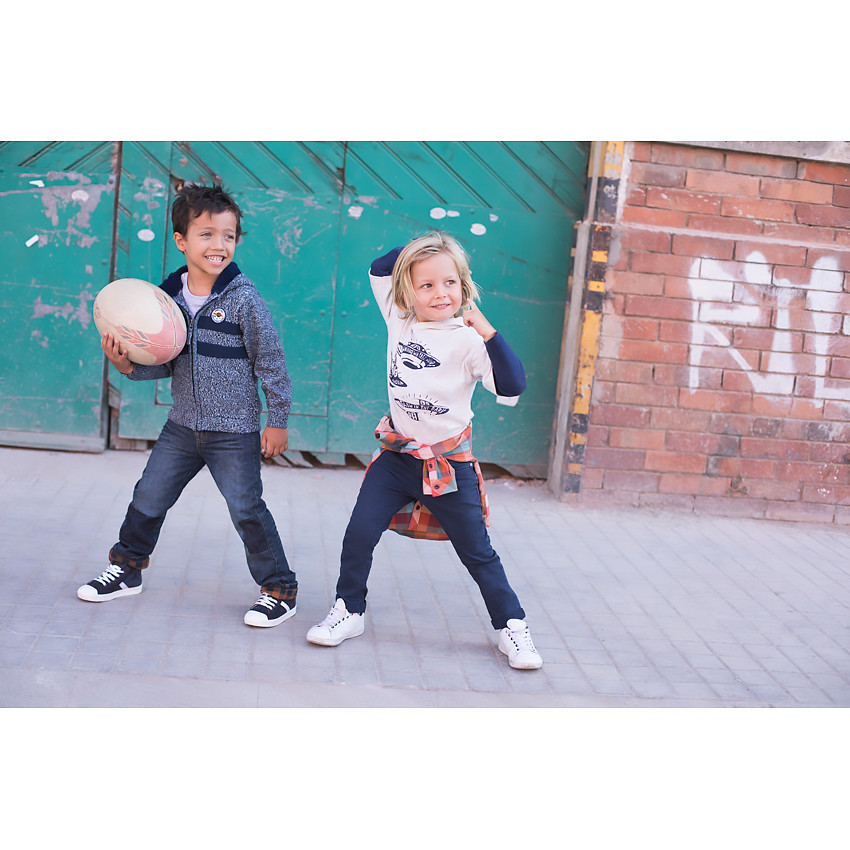 Camiseta de mangas larga con efecto 2 en 1, capucha y estampado de platillos volantes 