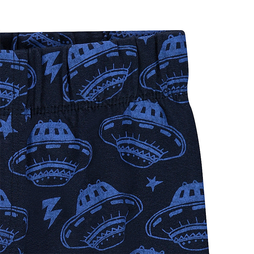 Pijama de punto con tabla de skate y platillos volantes estampados 