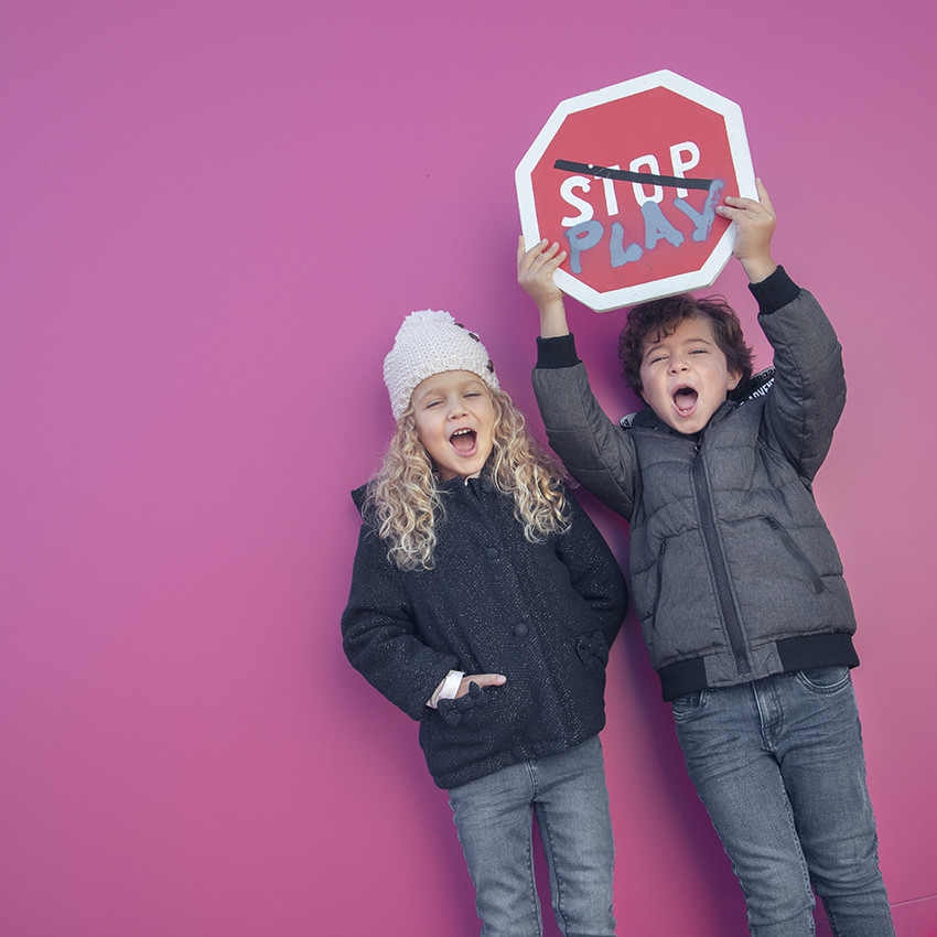 Plumífero acolchado jaspeado con forro micropolar para niño. 