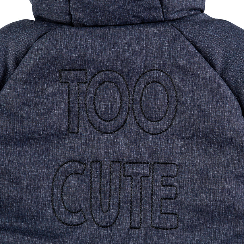 Mono jaspeado con capucha e inscripción del mismo color en la parte trasera 