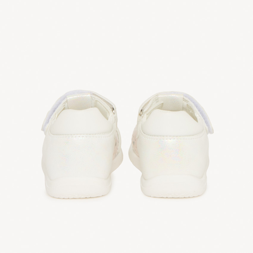 Sandalias de cuero con pequeño diseño de corazón para niña bebé 
