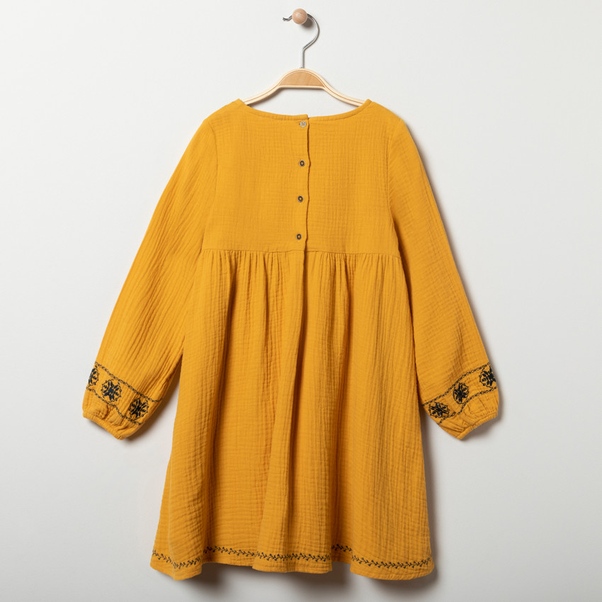 Vestido de manga larga bordados y pompones 