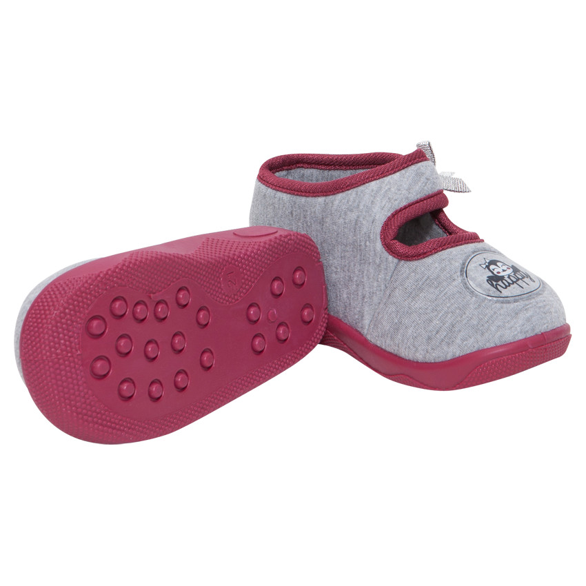 Zapatillas subidas con forma de merceditas con parche y lazo 