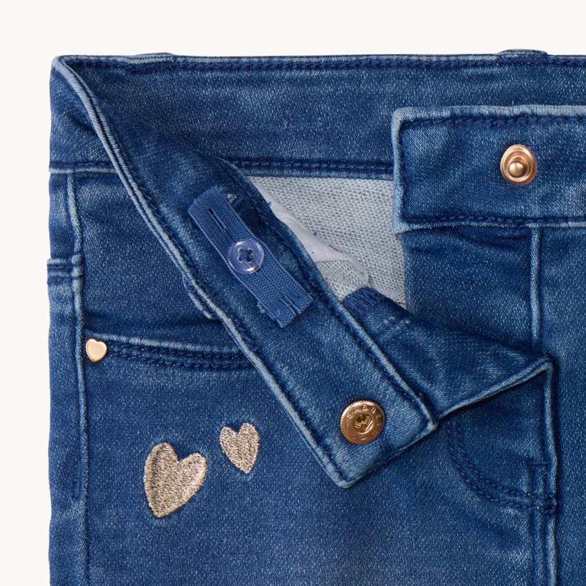 Jeans slim bordados corazones dorados para bebé niña 