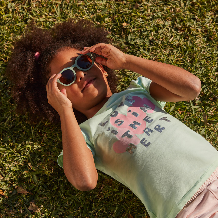Camiseta de manga corta con estampado y brillos para niña 
