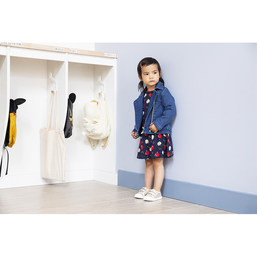 Perfecto en denim con bordados de manzanas para bebé niña 